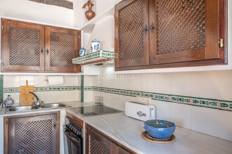 Foto a4e79775-701c-4611-9e8a-51627d310507. Edificio en calle calle gumiel de san pedro 4 edificio morisco del siglo xvi en el paseo de los tristes con vistas a la alhambra en Granada