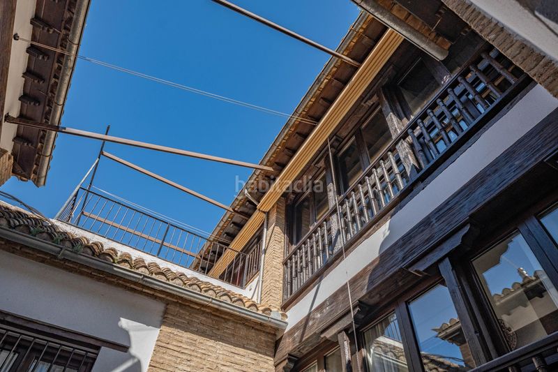 Foto d4556afe-c565-4680-8992-6e8f9b648b43. Edificio en calle calle gumiel de san pedro 4 edificio morisco del siglo xvi en el paseo de los tristes con vistas a la alhambra en Granada
