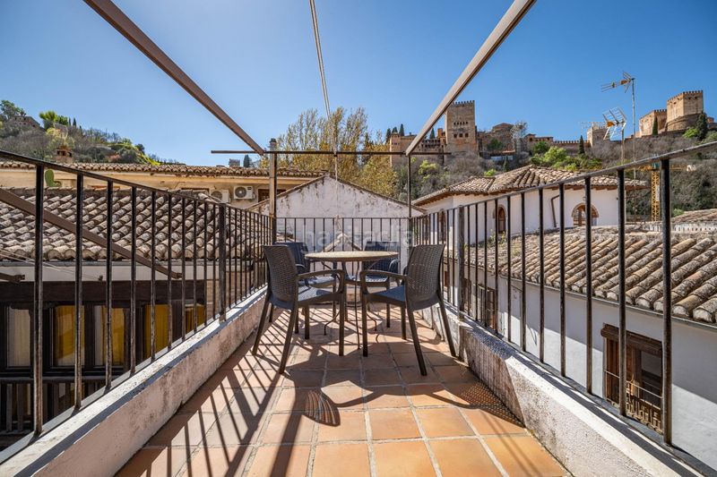 Foto e9975724-6d99-4f24-a412-cebe2d2d2812. Edificio en calle calle gumiel de san pedro 4 edificio morisco del siglo xvi en el paseo de los tristes con vistas a la alhambra en Granada