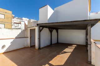 Casa in Calle santa isabel 22. Magnífica casa corazón almuñécar 7hbt 3 baños...a 5 minutos de l
