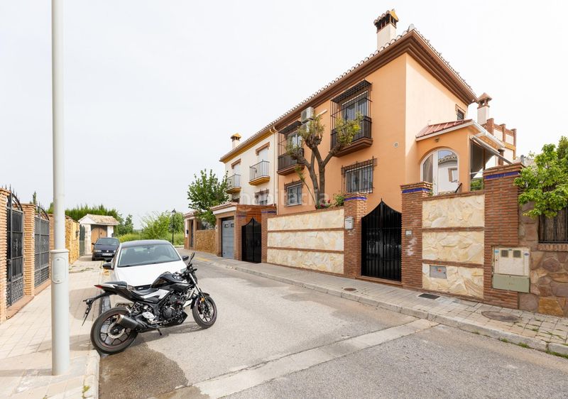 Foto f519a023-d965-4d3f-bd2f-3e5422e5c417. Casa aparellada amb aparcament a Jun