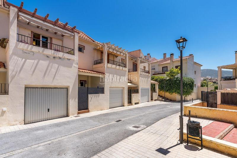 Foto ad5a60e8-c498-43a0-b545-0046ec5a5745. Casa adosada adosada en urbanización en huetor vega en Huétor Vega