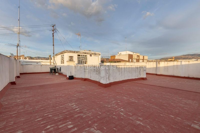 Foto 00c3d7d2-0dbf-4aaf-97a4-a28aee26af6e. Piso en calle de laureado lópez muñoz 19 ático reformado con ascensor, terraza y chimenea, listo para entrar a vivir en el zaidín en Granada