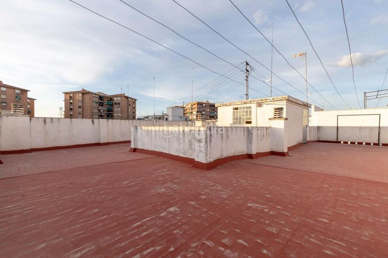 Foto 1529a69d-602f-47d1-a3c6-70d93439bd50. Piso en calle de laureado lópez muñoz 19 ático reformado con ascensor, terraza y chimenea, listo para entrar a vivir en el zaidín en Granada