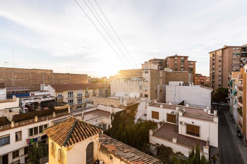 Foto 1e44d390-d5cc-4da7-851e-2329c6b23811. Piso en calle de laureado lópez muñoz 19 ático reformado con ascensor, terraza y chimenea, listo para entrar a vivir en el zaidín en Granada