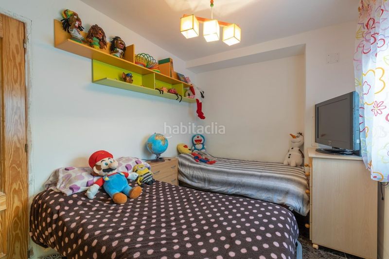 Foto 4416d3b6-5016-411b-b603-3bb4eb8c166f. Piso en calle de laureado lópez muñoz 19 ático reformado con ascensor, terraza y chimenea, listo para entrar a vivir en el zaidín en Granada