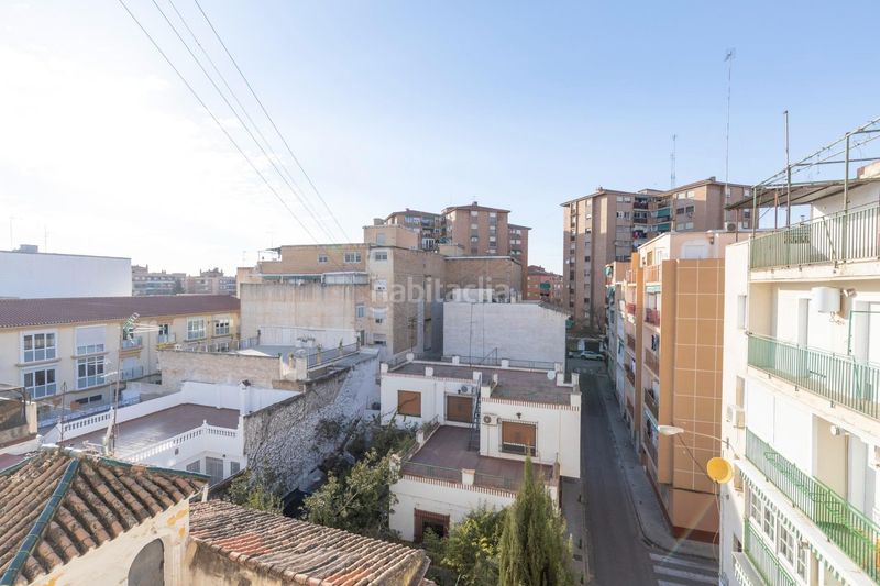 Foto 5dff83fa-d28c-4980-9480-e3658c21b608. Piso en calle de laureado lópez muñoz 19 ático reformado con ascensor, terraza y chimenea, listo para entrar a vivir en el zaidín en Granada