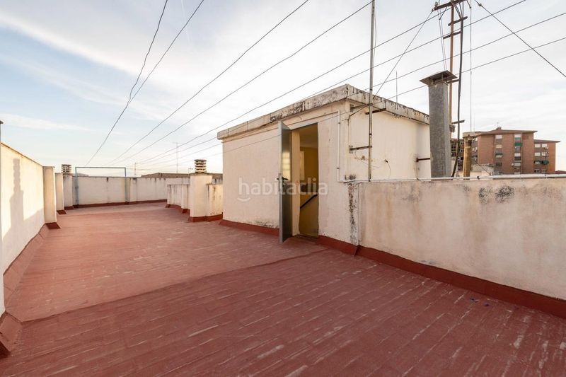Foto 914a34bd-12bc-4902-88be-6a0406de6a3b. Piso en calle de laureado lópez muñoz 19 ático reformado con ascensor, terraza y chimenea, listo para entrar a vivir en el zaidín en Granada