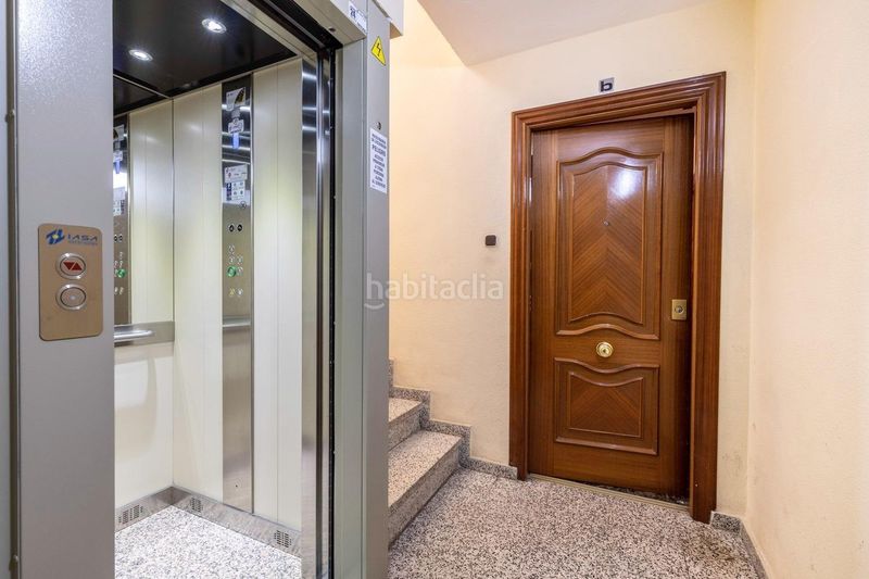 Foto abdfbaac-18da-4640-8b23-b1770bd10239. Piso en calle de laureado lópez muñoz 19 ático reformado con ascensor, terraza y chimenea, listo para entrar a vivir en el zaidín en Granada