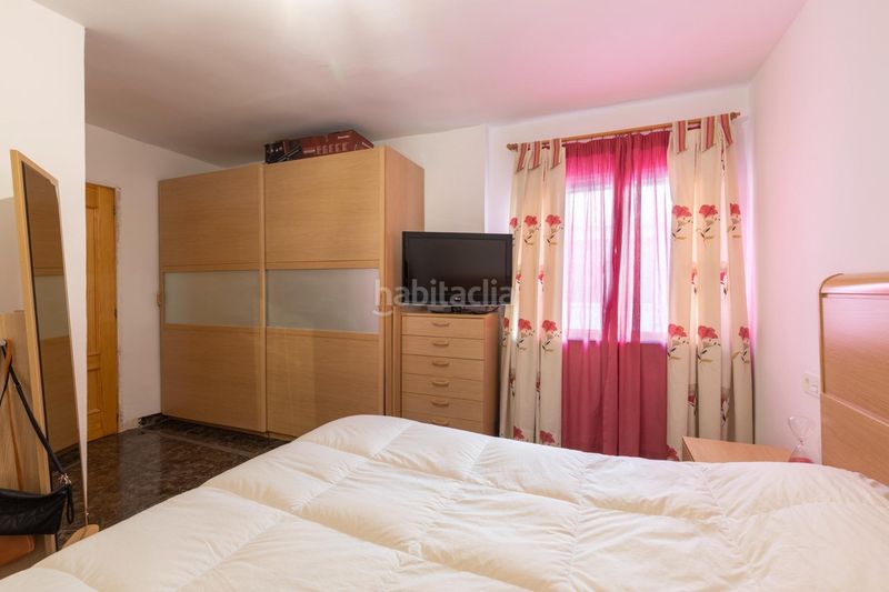 Foto c2548b88-fddb-4a23-8b28-332a226c1293. Piso en calle de laureado lópez muñoz 19 ático reformado con ascensor, terraza y chimenea, listo para entrar a vivir en el zaidín en Granada