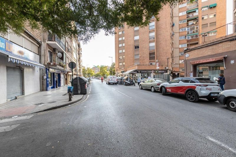 Foto cb914e5b-cb16-4006-aca6-c67cbecba0ba. Piso en calle de laureado lópez muñoz 19 ático reformado con ascensor, terraza y chimenea, listo para entrar a vivir en el zaidín en Granada