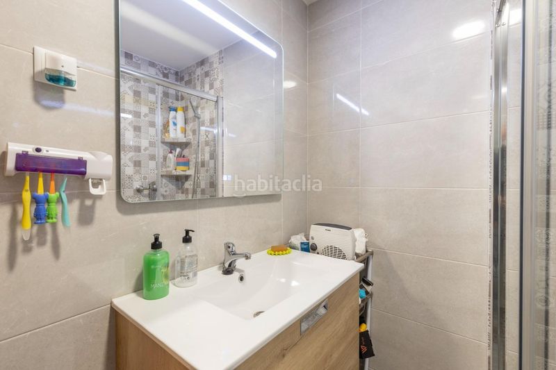 Foto e49b08a5-28a7-4b4c-b93d-deebf21dc095. Piso en calle de laureado lópez muñoz 19 ático reformado con ascensor, terraza y chimenea, listo para entrar a vivir en el zaidín en Granada