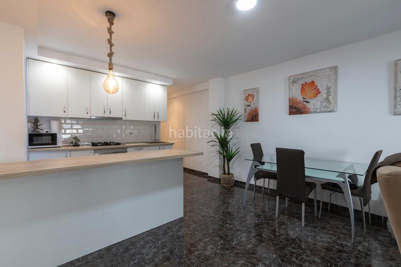 Foto e9862a8c-dbff-4c0d-8132-a24e710b74bd. Piso en calle de laureado lópez muñoz 19 ático reformado con ascensor, terraza y chimenea, listo para entrar a vivir en el zaidín en Granada