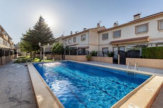 Maison à Ogíjares. Casa en ogijares con piscina comunitaria.
