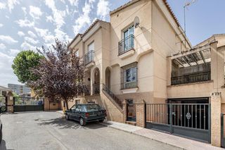 Casa aparellada  Camino cementerio. Amplia casa de 5 dormitorios en alhendín, granada