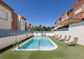 Casa adossada  Calle calle despeñaperros 14a. Casa adosada ideal en urbanización con piscina
