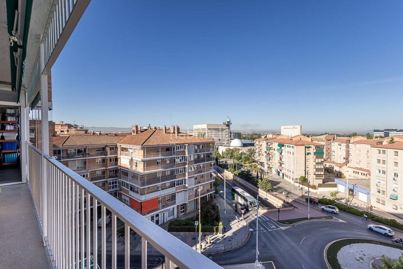 Foto 1db4c28c-124f-474e-bbb9-4d9ac6c03ca9. Piso  reformado con vistas panorámicas a un paso del centro en Granada