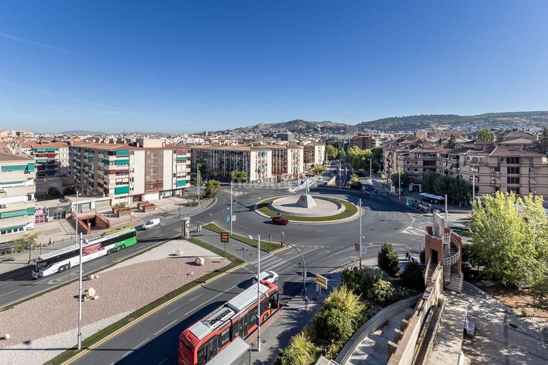 Foto 87dbf993-52c8-49f7-a751-c6db9e12bc24. Piso  reformado con vistas panorámicas a un paso del centro en Granada