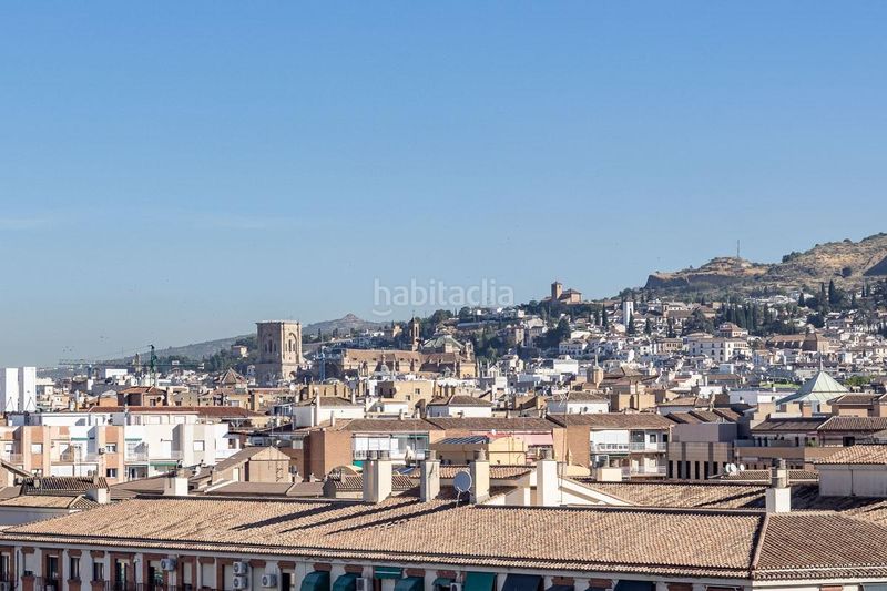 Foto a87cb429-6a1f-41c9-a730-d156f5aa7663. Piso  reformado con vistas panorámicas a un paso del centro en Granada