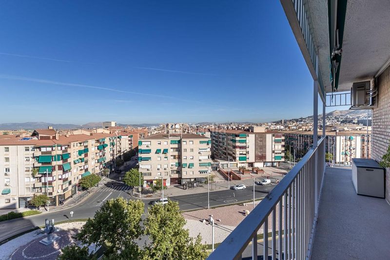 Foto ae079868-6b42-4d2b-827d-aa58817cd4ac. Piso  reformado con vistas panorámicas a un paso del centro en Granada