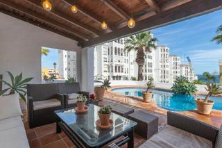 Chalet en Puerto de Estepona. Chalet en avenida reina sofía