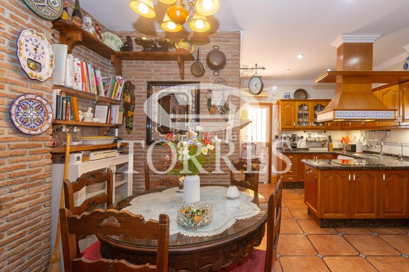 Foto 52a25d3e-d20c-4ec2-a2ec-48ef9f4ec0de. Xalet amb aparcament piscina a El Atabal Málaga