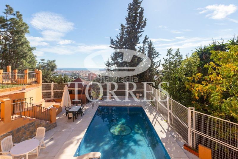 Foto bd874470-d17d-45bb-884f-92a6c3a4ee74. Xalet amb aparcament piscina a El Atabal Málaga