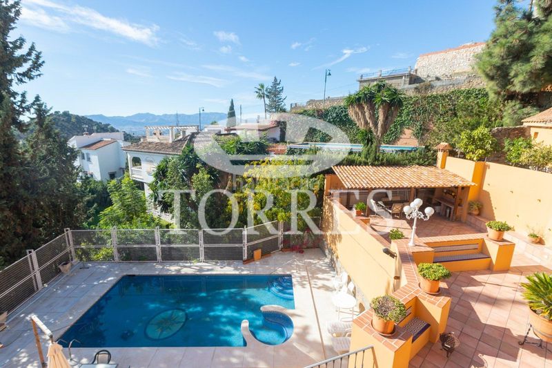 Foto cdde8496-784a-4502-af6f-808c6c5c6e24. Xalet amb aparcament piscina a El Atabal Málaga