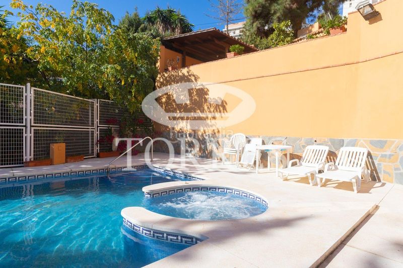 Foto f210e0b3-b168-4ba9-a34d-8fe3e0face72. Xalet amb aparcament piscina a El Atabal Málaga