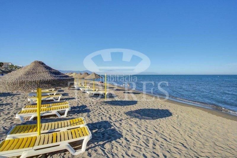 Foto a78c5ebf-adbb-48b1-b95f-7845c1d7f2ed. Pis amb aparcament piscina a La Carihuela - Los Nidos Torremolinos