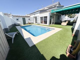 Casa aparellada a Punta Umbría. Exclusivo chalet pareado con piscina privada en punta umbría