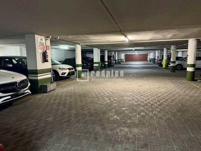 Foto a0f13e6b-fce8-4ee5-93a4-af595e80d355. Autoparkplatz in Vallehermoso Madrid