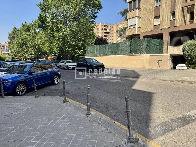 Foto d6881d8a-0afb-4c1b-9b77-013114e8a17d. Autoparkplatz in Vallehermoso Madrid