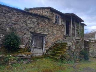 Masia  A cruz. Se vende casa de piedra con un terreno para reformar.