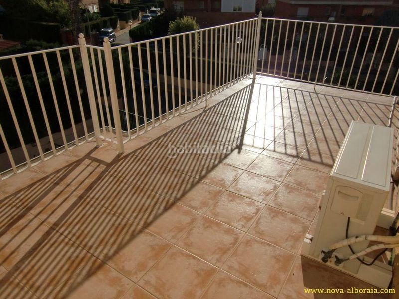Foto f1c9e9e4-00a0-4704-89a1-80b58f779e2a. Casa aparellada amb aparcament piscina a Mas Camarena Bétera