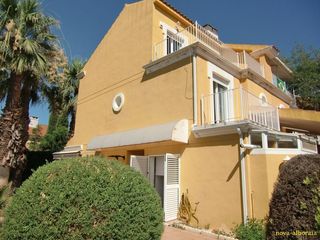 Casa bifamiliare  Calle camarena plaza iii
