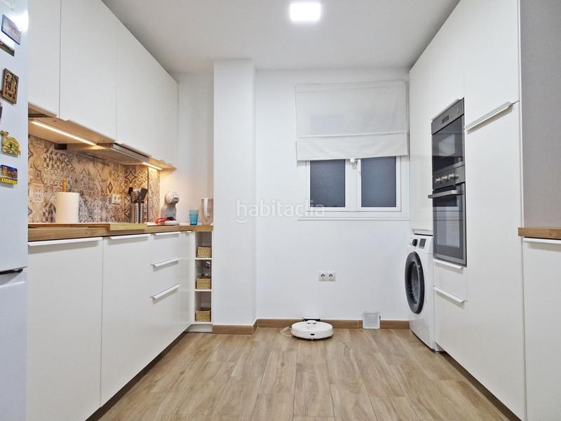 Foto c2bd3c20-bf25-4d5f-ad49-865d5a7ae97a. Piso  con reforma integral a 12 minutos andando de la playa. en Málaga