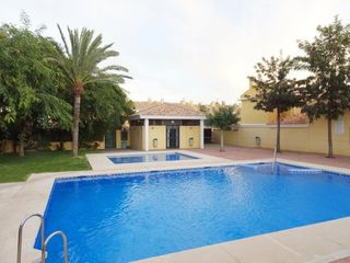 Casa adosada en Distrito Zeta - Recinto Ferial Cortijo de Torres. Amplio adosado en málaga con piscina
