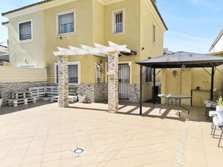 Casa a schiera in Distrito Zeta - Recinto Ferial Cortijo de Torres