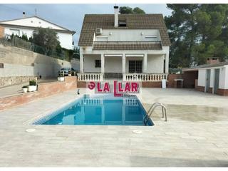Casa en Lli dAmunt. Magnifica casa reformada con gran piscina y garaje de 52 m2