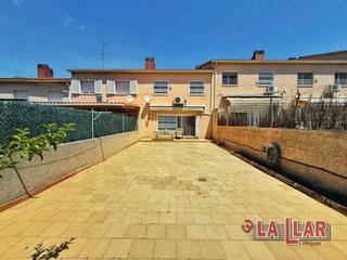 Casa adossada a Montornès del Vallès. Gran casa con garaje y patio exterior