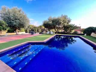 Casa  Sant daniel. Casa seminueva con piscina  y jardn plano, espectaculares vista