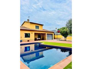 Maison  Sant daniel. Casa seminueva con piscina  y jardín plano, espectaculares vista