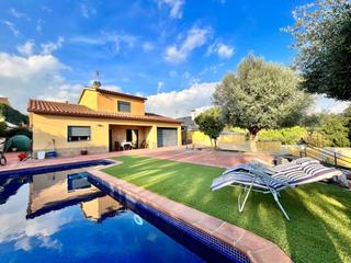Maison  Sant daniel. Casa seminueva con piscina  y jardín plano, espectaculares vista