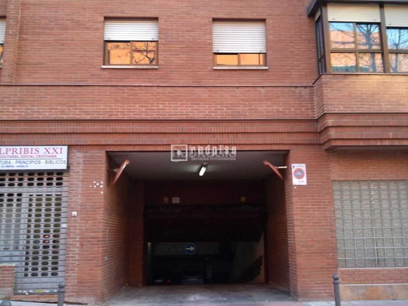 Foto d9c6a80c-8c4d-4a28-95e0-c5c583380951. Parking voiture dans Juncal Torrejón de Ardoz