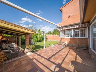 Chalet en Urbanizaciones. Chalet pareado, 5 dormitorios  uno en planta  3 baños, buhardill