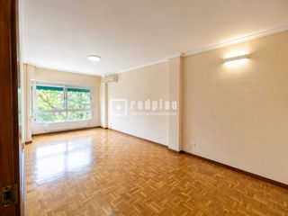 Appartement à Covibar-Pablo Iglesias. Piso de 3 dormitorios, 2 baños, cocina con tendedero, trastero y