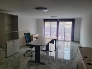 Miete Büro  Plaça major. Oficina en alquiler en ayuntamiento, 2 dormitorios.