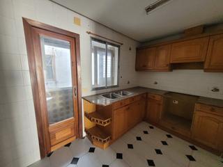 Appartement à Ramon de maria 6. Piso en venta en avda. alemania  italia, 4 dormitorios.