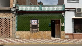 House  Calle blas infante. Casa con gran parcela en muy buena zona – lista para entrar a vi